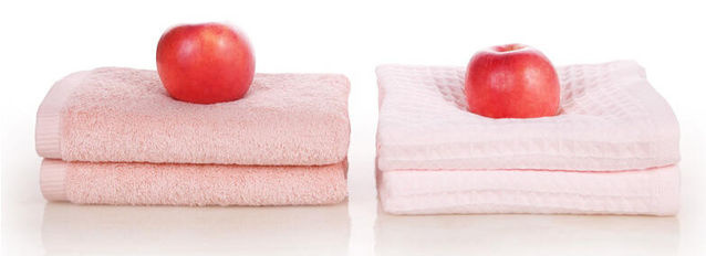 传统毛圈毛巾（左）与华夫格毛巾（右）对比。一块 34*75cm 的华夫格毛巾重量为 50g，而同尺寸的低捻纱毛巾重量在 110g 左右。