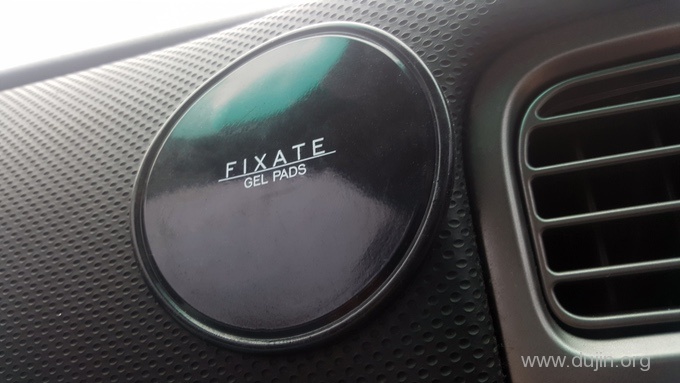 Fixate凝胶垫非常适合使用在车里，把你的电话或GPS放这，便于查看和充电！