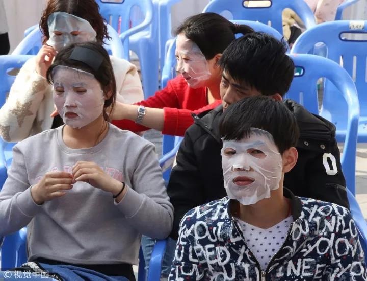 2016年3月6日，近千名市民在武汉柏林广场领取赠送面膜，其中不乏男士的身影。/视觉中国