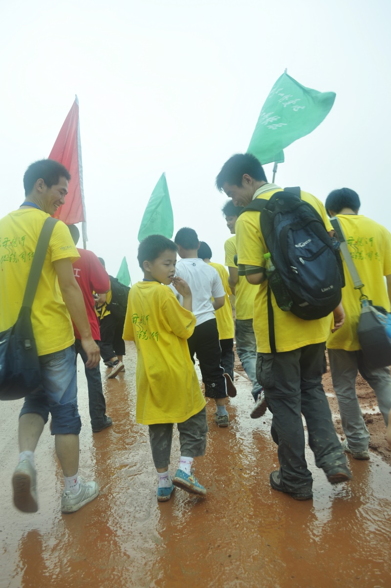 集聚萤火·与爱同行，2011徒步湘江毅行：别人家的小孩，134里路走完全程。