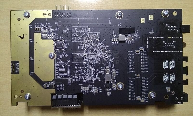 斐讯K3主板背面，可以看到是由2片主板插在底板上的，很像一块显卡。