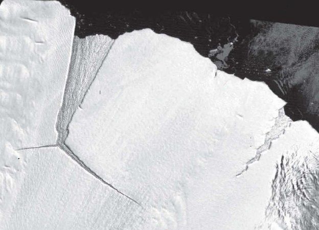 2000年代初期拍摄的「松动的牙齿」图像，D28号冰山可以看到在左边形成。