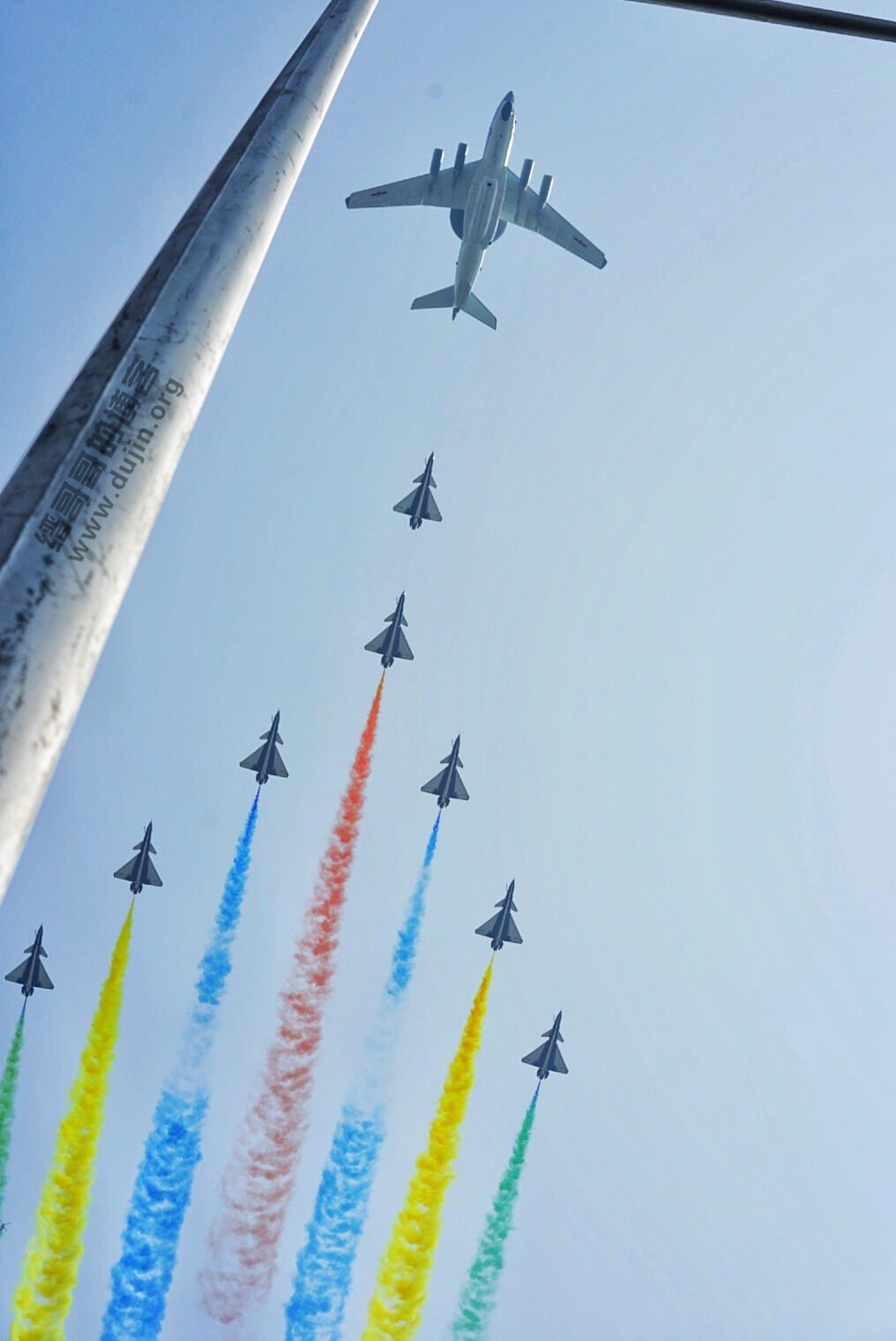 2019年中国70周年国庆阅兵精美照片-教练飞机织七色彩带